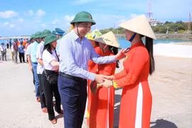 Song Tử Tây - Pháo đài thép giữa biển Đông