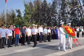 Đoàn đại biểu tỉnh Gia Lai dự Lễ tưởng niệm các anh hùng liệt sĩ tại Khu tưởng niệm chiến sĩ Gạc Ma
