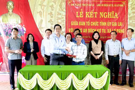 Ban Tổ chức Tỉnh ủy Gia Lai kết nghĩa với làng Ar Dôch Kơ Tu