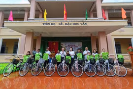 Trao tặng 10 chiếc xe đạp cho học sinh vùng biên Ia Chia
