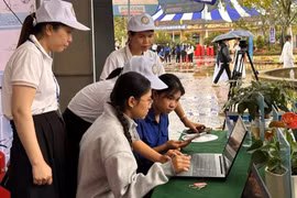 Ngồi tại nhà làm thủ tục hành chính