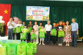 Gia Lai: Tặng nhiều suất quà cho trẻ em và bệnh nhân khó khăn