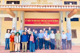 Thăm Khu tưởng niệm cụ Phó bảng Nguyễn Sinh Sắc ở xã Bình Khê