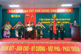 Công ty Hợp tác kinh tế 385 đón nhận Huân chương Lao động hạng ba 