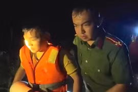 Gia Lai: Vượt dòng nước xiết trong đêm, kịp thời đưa gia đình 3 người đến nơi an toàn