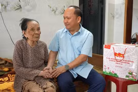 Phó Bí thư Thường trực Tỉnh ủy Rah Lan Chung tri ân liệt sĩ và thăm, tặng quà các gia đình chính sách