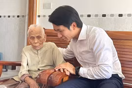 Phó Bí thư Tỉnh ủy Nguyễn Ngọc Lương thăm, tặng quà Mẹ Việt Nam anh hùng và các gia đình chính sách