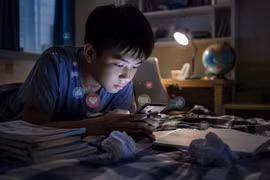9/10 thiếu niên từng đối mặt rủi ro trên mạng: Điều gì xảy ra khi trẻ online hàng giờ mỗi ngày?
