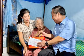 Phó Bí thư Tỉnh ủy Châu Ngọc Tuấn dâng hương tưởng niệm các liệt sĩ và thăm gia đình chính sách 