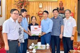 Phó Bí thư Tỉnh ủy Nguyễn Ngọc Lương thăm, tặng quà người có công với cách mạng tại xã Chư Sê
