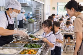 Phụ huynh có quyền biết gì về bữa ăn bán trú của con?