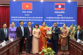 Thường trực HĐND 2 tỉnh Gia Lai và Attapeu trao đổi kinh nghiệm