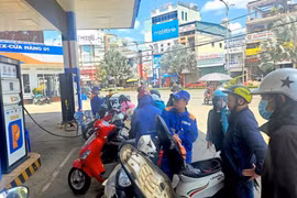 Tìm giải pháp ứng phó với giá xăng dầu 