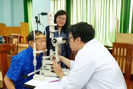 Khám sàng lọc miễn phí các bệnh về mắt cho người cao tuổi và người dân khó khăn