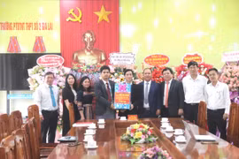 Phó Bí thư Thường trực Tỉnh ủy Rah Lan Chung thăm và chúc mừng Trường Phổ thông Dân tộc nội trú THPT số 2 tỉnh Gia Lai