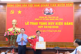 Trao tặng Huy hiệu 30 năm tuổi Đảng cho Phó Chủ tịch Thường trực UBND tỉnh Nguyễn Tuấn Thanh