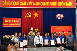 Chi bộ Trường THCS và THPT Nguyễn Văn Cừ kết nạp 9 học sinh vào Đảng