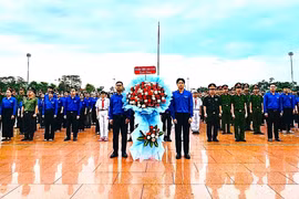 Tỉnh đoàn Gia Lai dâng hoa kỷ niệm 136 năm Ngày sinh Chủ tịch Hồ Chí Minh