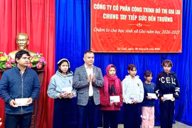 Trao 125 suất quà cho học sinh có hoàn cảnh khó khăn tại xã Gào