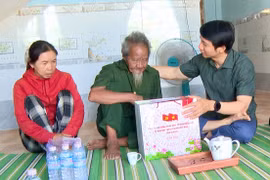 Phó Bí thư Tỉnh ủy Nguyễn Ngọc Lương thăm, tặng quà các thương binh, bệnh binh 