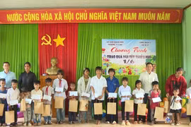 Trao tặng 89 suất quà cho thiếu nhi thuộc diện hộ nghèo, cận nghèo và trẻ mồ côi làng Doch 2