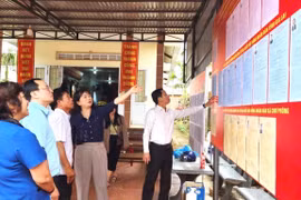 Giám đốc Sở Nội vụ Phạm Thị Tố Hải kiểm tra công tác chuẩn bị bầu cử tại 4 xã phía Tây Gia Lai