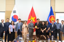 Chủ tịch UBND tỉnh Phạm Anh Tuấn thăm, làm việc với Đại sứ quán Việt Nam tại Hàn Quốc