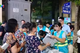 Vứt càng nhiều rác, có thể phải trả càng nhiều tiền: Hà Nội thử nghiệm “túi tiêu chuẩn”
