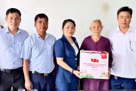 Trưởng Ban Tuyên Giáo và Dân vận Tỉnh ủy Nguyễn Thị Phong Vũ thăm, tặng quà 18 gia đình chính sách 