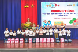 Phường Pleiku trao 85 suất học bổng, tiếp sức học sinh khó khăn đến trường 