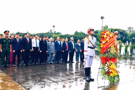 Lãnh đạo tỉnh Gia Lai dâng hoa, dâng hương trước Tượng đài Bác Hồ với các dân tộc Tây Nguyên và Nghĩa trang Liệt sĩ tỉnh