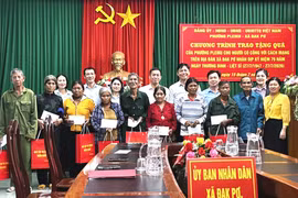 Phường Pleiku thăm, tặng quà gia đình chính sách tại xã Đak Pơ