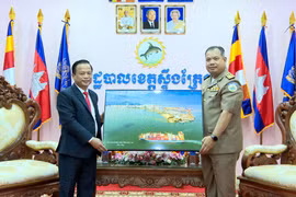 Đoàn công tác tỉnh Gia Lai thăm, chào xã giao lãnh đạo tỉnh Stung Treng