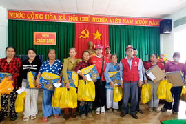 Tổ chức Help For Vietnam trao quà cho hộ dân khó khăn ở xã Đề Gi