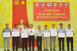Trao thẻ bảo hiểm y tế cho các hộ cận nghèo, khó khăn phía Đông Gia Lai 