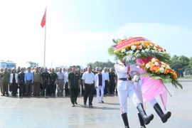Ban liên lạc những người kháng chiến tỉnh Gia Lai dâng hoa báo công với Chủ tịch Hồ Chí Minh 