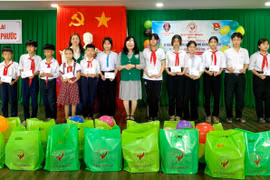 Trao học bổng, quà Tết thiếu nhi cho bệnh nhi và trẻ em khó khăn ở xã Tuy Phước