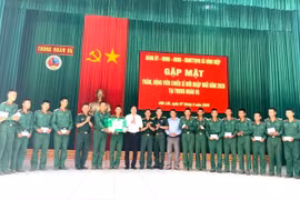 Lãnh đạo xã Bình Hiệp thăm, động viên chiến sĩ mới tại Trung đoàn 95