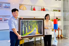Phó Chủ tịch UBND tỉnh Nguyễn Thị Thanh Lịch làm việc với Văn phòng Thường trực Quận Yongsan tại phường Quy Nhơn 