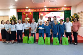 Tặng quà cho đối tượng chính sách tại Trung tâm Chăm sóc và Điều dưỡng người có công tỉnh Gia Lai