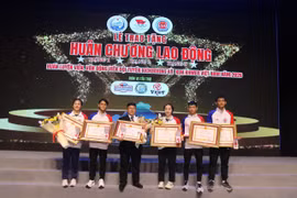 6 huấn luyện viên và vận động viên Kun Khmer Gia Lai nhận Huân chương Lao động