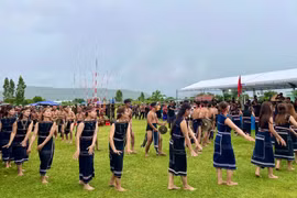 Pờ Tó rộn ràng đêm hội cồng chiêng