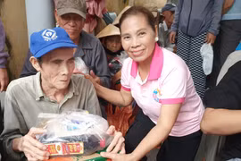 Gia Lai: Tặng 130 suất quà cho người mù và nạn nhân chất độc da cam
