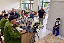Xuyên lễ cấp căn cước, định danh điện tử cho người dân