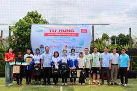 Giao lưu bóng đá tứ hùng, trao quà cho học sinh khó khăn tại xã Kon Gang