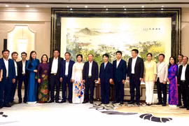 Bí thư Tỉnh ủy Thái Đại Ngọc chào xã giao lãnh đạo TP. Tô Châu