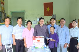 Phó Chủ tịch Thường trực HĐND tỉnh Trương Văn Đạt thăm, tặng quà các gia đình có công với nước