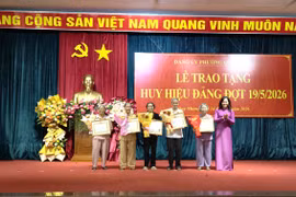 Gia Lai: Trao tặng và truy tặng Huy hiệu Đảng cho đảng viên dịp 19-5