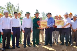 Phó Thủ tướng Hồ Quốc Dũng kiểm tra, động viên lực lượng thi công cao tốc Quy Nhơn - Pleiku