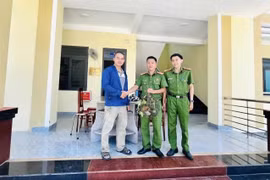 Bắt gặp cu li nhỏ trước nhà, người dân chủ động giao nộp cho công an